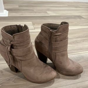 Adorable boots!! 👢